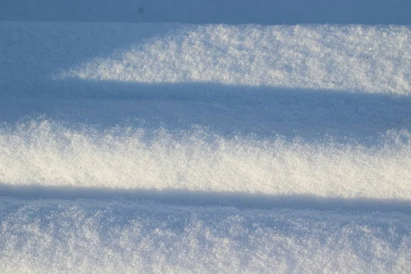 ホワイトスノーフルフレームの背景霜の多い冬に雪の上で雪の結晶を成長させる — ストック写真