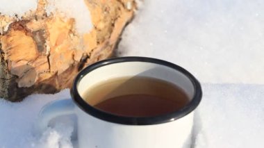 Bir fincan sıcak kahvenin videosu. Açık havada, kış karlı havalarda. Temiz Hava Buz Piknik kupası sıcak içecek.