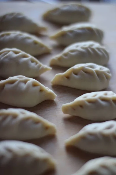 Dumplings Con Carne Picada Primer Plano Knolling Alimentos Con Harina —  Fotos de Stock