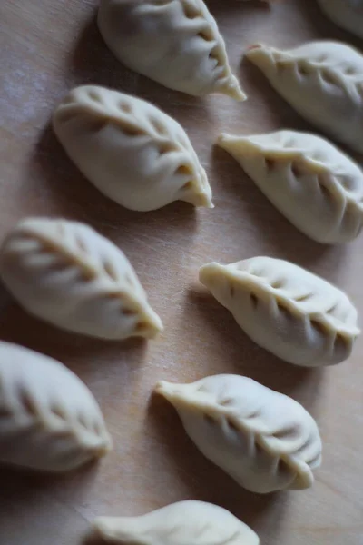 Dumplings Con Carne Picada Primer Plano Knolling Alimentos Con Harina —  Fotos de Stock