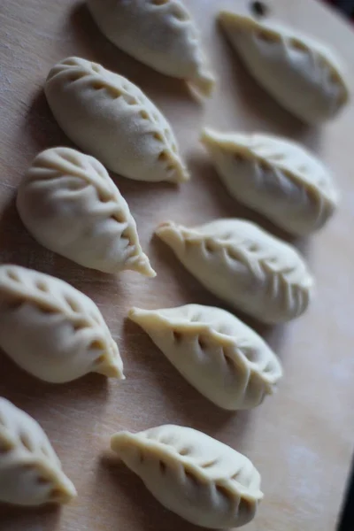 Dumplings Con Carne Picada Primer Plano Knolling Alimentos Con Harina —  Fotos de Stock