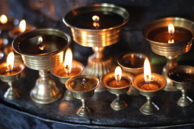 Tapınak Manastırı 'ndaki 108 Yağ Lambası Festivali' nde Budist Eski Sunak Mumları. Yağlı Lambaların Güzel Huzurlu Manzarası ve Dua İçin Sallanan Alev 