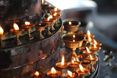 Tapınak Manastırı 'ndaki 108 Yağ Lambası Festivali' nde Budist Eski Sunak Mumları. Yağlı Lambaların Güzel Huzurlu Manzarası ve Dua İçin Sallanan Alev 
