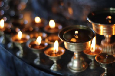 Tapınak Manastırı 'ndaki 108 Yağ Lambası Festivali' nde Budist Eski Sunak Mumları. Yağlı Lambaların Güzel Huzurlu Manzarası ve Dua İçin Sallanan Alev 