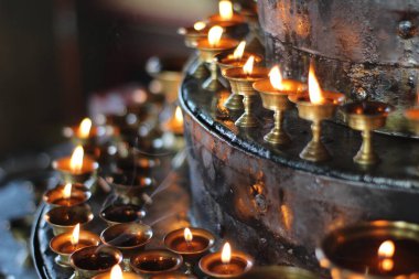 Tapınak Manastırı 'ndaki 108 Yağ Lambası Festivali' nde Budist Eski Sunak Mumları. Yağlı Lambaların Güzel Huzurlu Manzarası ve Dua İçin Sallanan Alev 