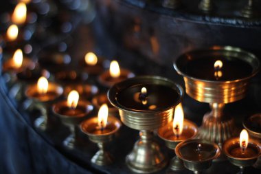 Tapınak Manastırı 'ndaki 108 Yağ Lambası Festivali' nde Budist Eski Sunak Mumları. Yağlı Lambaların Güzel Huzurlu Manzarası ve Dua İçin Sallanan Alev 