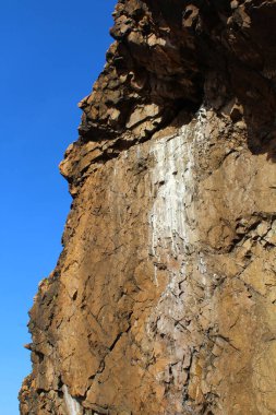 Kaya Duvarı. Yaban Hayatı 'nda Kuş Etkinliği İzleri.