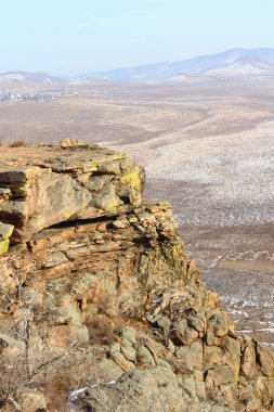 Kış Mavi Gök Altında Rocky Cliff Dağı Tepesi ve Karlı Vadi Manzarası