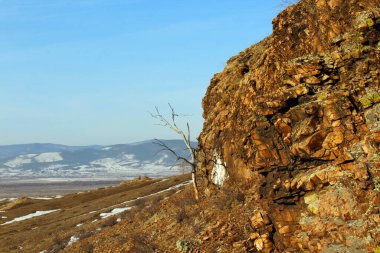 Kış Mavi Gök Altında Rocky Cliff Dağı Tepesi ve Karlı Vadi Manzarası