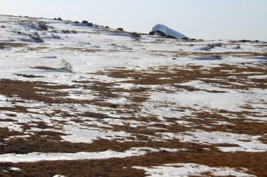 Bahar mevsiminde eriyen karlı vadi 