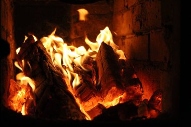 Şömine bacasında yanan odun ve kömür.