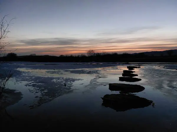 Tající Řeka Západ Slunce Soumrak Pohled Ledem Skály Povrchu — Stock fotografie