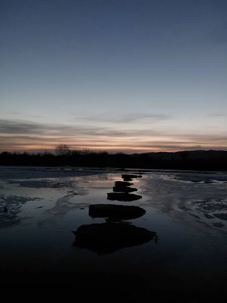 Melting River Sunset Twilight View Com Gelo Rochas Superfície — Fotografia de Stock