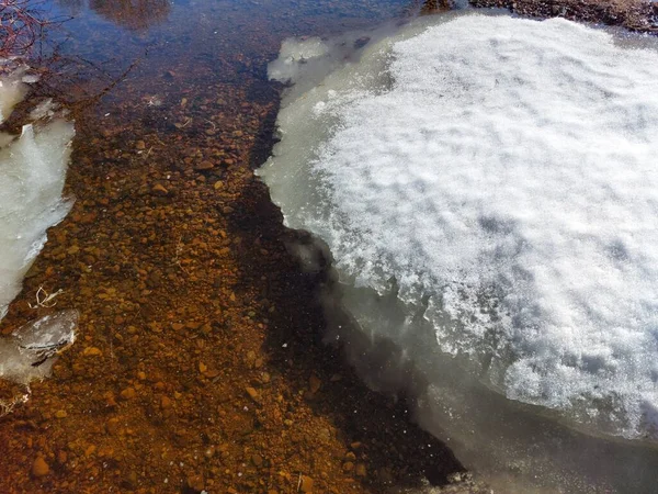 Derretimiento Superficie Hielo Del Lago River Piedras Fondo Través Agua — Foto de Stock