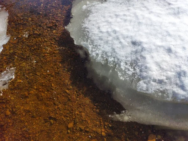 Melting River Lake Ice Surface Inglês Pebbles Bottom Através Água — Fotografia de Stock