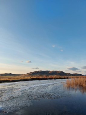 Buz Irmağı ve Su Eritiliyor Bahar Günbatımında Horizon Dağı 'nda 