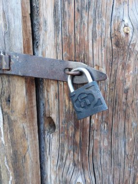 Kapalı eski ahır kapısında asma kilit
