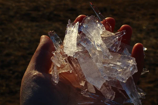 Lód Dłoni Przezroczysty Icicle — Zdjęcie stockowe