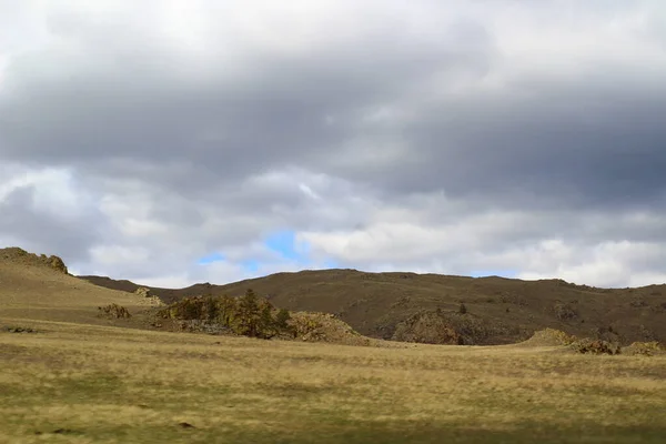 Vista Rocosa Montaña Bajo Cielo Azul Con Nubes Esponjosas — Foto de Stock