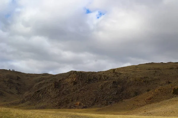 Vista Rocosa Montaña Bajo Cielo Azul Con Nubes Esponjosas — Foto de Stock