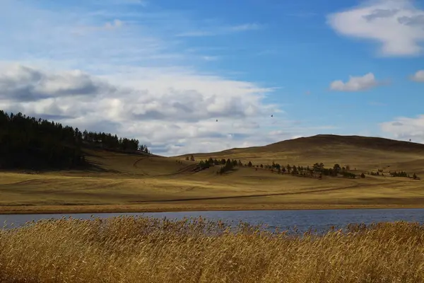 Scénický Pohled Jezero Odrazem Modré Oblohy Nadýchané Mraky — Stock fotografie