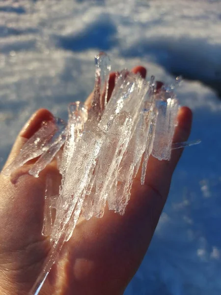 Πάγος Στο Χέρι Διαφανές Παγοκρύσταλλο — Φωτογραφία Αρχείου