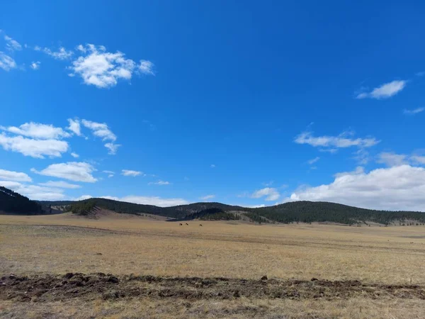 Frühlingstalblick Und Berge Horizont Unter Blauem Himmel Und Weißen Flauschigen — Stockfoto