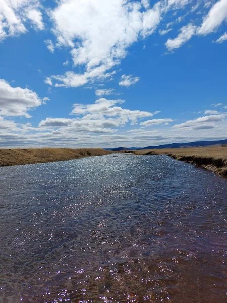 Río Que Fluye Estepa Con Reflejo Del Cielo Azul Superficie —  Fotos de Stock