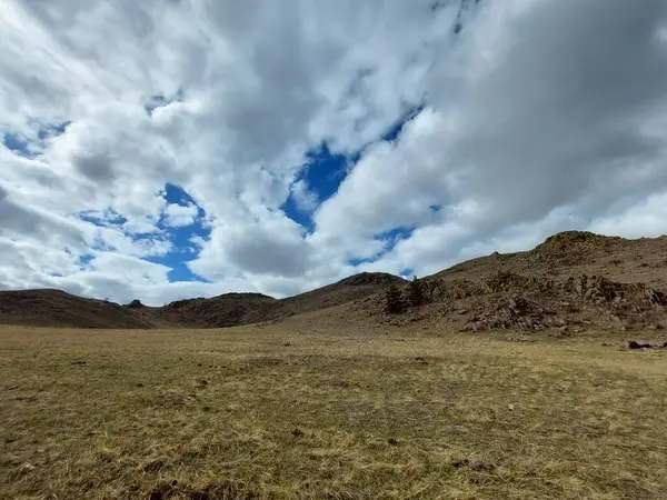 Vista Rochosa Montanha Sob Blue Sky Com Nuvens Fofas — Fotografia de Stock