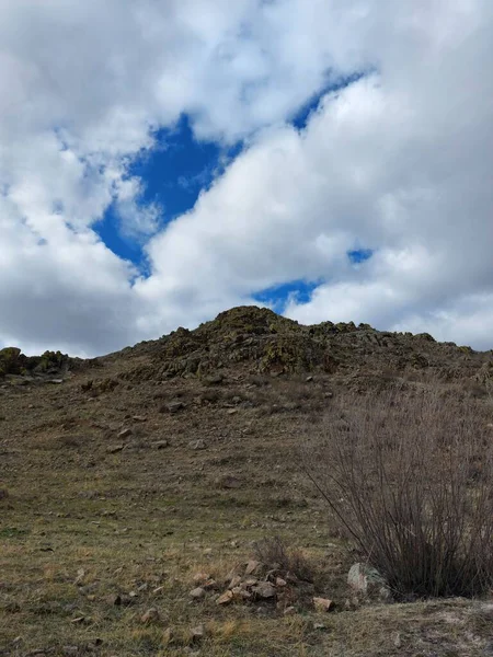 Vista Rochosa Montanha Sob Blue Sky Com Nuvens Fofas — Fotografia de Stock