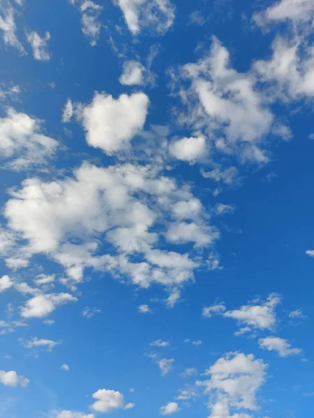 Φωτογραφία Από Φωτεινό Γαλάζιο Ουρανό Λευκά Σύννεφα — Φωτογραφία Αρχείου