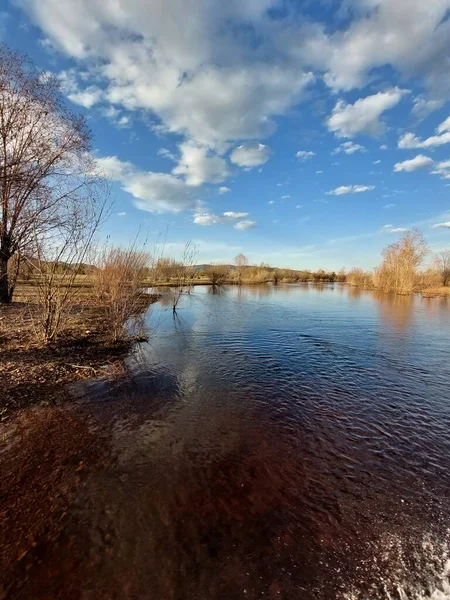 Río Que Fluye Arroyo Bajo Cielo Azul — Foto de Stock