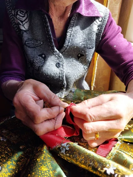 Χέρια Γριάς Δάχτυλα Από Κοντά Μια Γυναίκα Ράβει Παραδοσιακά Ρούχα — Φωτογραφία Αρχείου