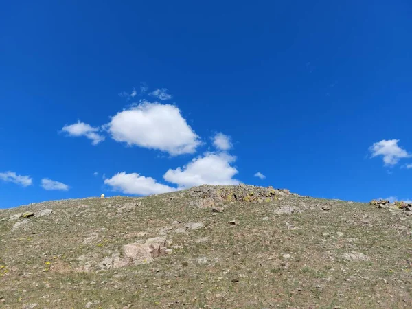 Pokryta Pogodą Skała Porostów Szczycie Klifu Przed Błękitnym Niebem — Zdjęcie stockowe