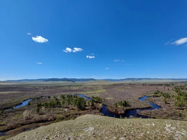 Řeka Tekoucí Přes Údolí Les Letecký Pohled Pod Modrým Nebem — Stock fotografie