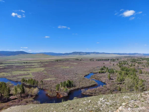 Řeka Tekoucí Přes Údolí Les Letecký Pohled Pod Modrým Nebem — Stock fotografie