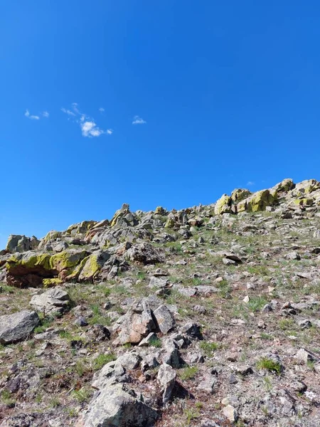Yıpranmış Lichen Üstü Kayalıklarla Kaplı Mavi Gökyüzüne Karşı — Stok fotoğraf