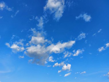 Mavi Gökyüzü ve Bulutlar