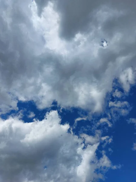 Blue Sky Fluffy Clouds — Stock Photo, Image