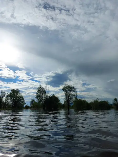 Proudící Řeka Vlnitý Povrch Odrazem Oblačné Oblohy — Stock fotografie