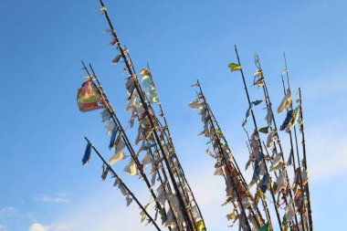 Budist ahşap üzerinde dua bayrakları sallıyordu. Dua etmek için dini bir yer. 