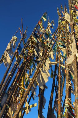 Budist ahşap üzerinde dua bayrakları sallıyordu. Dua etmek için dini bir yer. 