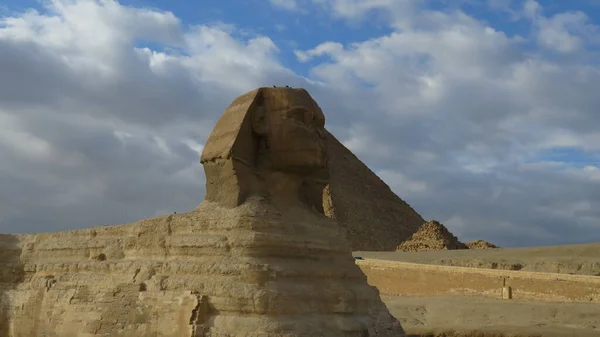 Famosa Esfinge Com Grandes Pirâmides Vale Gizé Cairo Egito — Fotografia de Stock