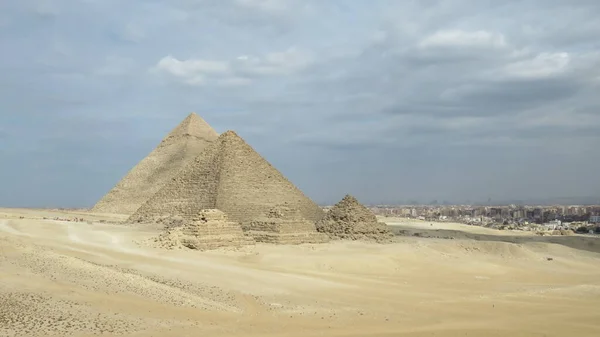 吉萨金字塔的景观 历史埃及金字塔 — 图库照片