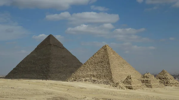 Πυραμίδες Της Γκίζας Τοπίο Ιστορικές Πυραμίδες Των Αιγυπτίων — Φωτογραφία Αρχείου