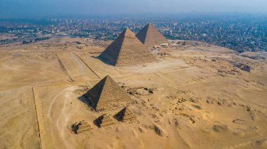 Giza Piramitleri 'nin hava manzarası. İnsansız hava aracı tarafından çekilen tarihi Mısır piramitleri.