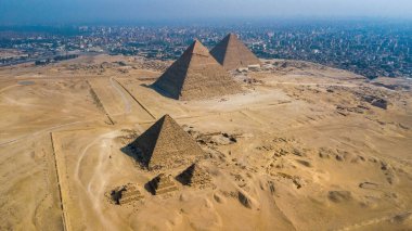 Giza Piramitleri 'nin hava manzarası. İnsansız hava aracı tarafından çekilen tarihi Mısır piramitleri.