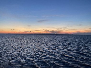 Dalgalı ve günbatımlı deniz manzarası