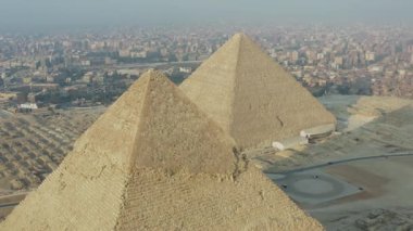 Mısır 'ın ikonik Giza piramitlerinde yer alan Khufu ve Khafre piramitlerinin nefes kesici hava görüntülerini yakalayın. Bu antik harikaların ihtişamını çarpıcı detaylarıyla gösterin..