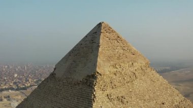 İnsansız hava aracı Mısır 'daki Giza Piramidinin bir parçası olan Khafre Piramidinin tepesinde dairesel uçuşlar gerçekleştirir ve bu antik harikanın ve çevresinin çarpıcı hava görüntülerini yakalar..